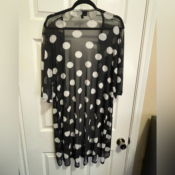 Black & White Cover up - Picture 3 of 3